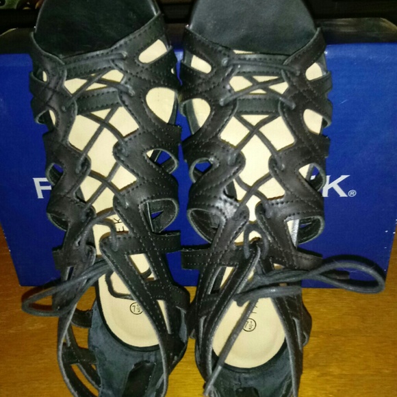 Falls Creek "APRIL" Ghillie Tie Leather Sandals - Picture 5 of 8